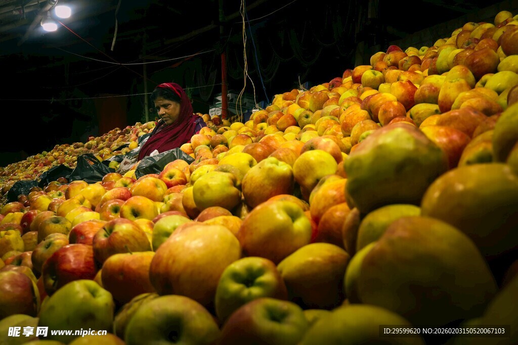 堆满苹果的丰收场景