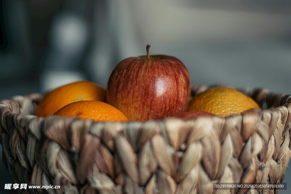 果篮中的苹果与橘子