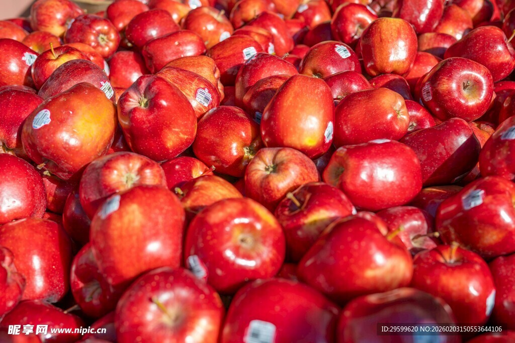 饱满红苹果堆成诱人景象