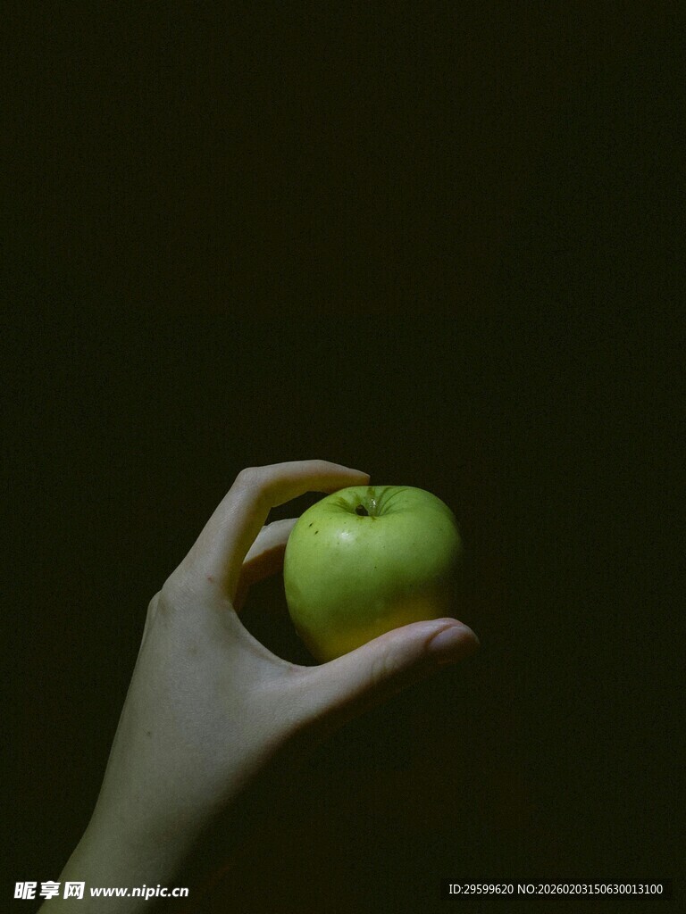 手托青苹果特写