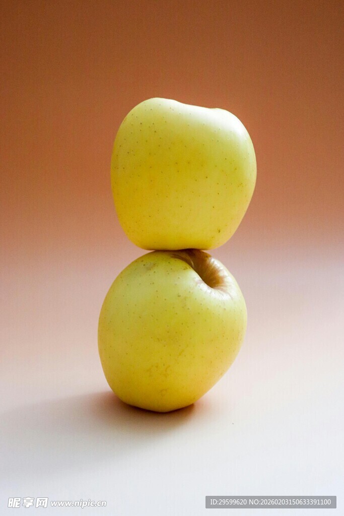 两个黄苹果叠放