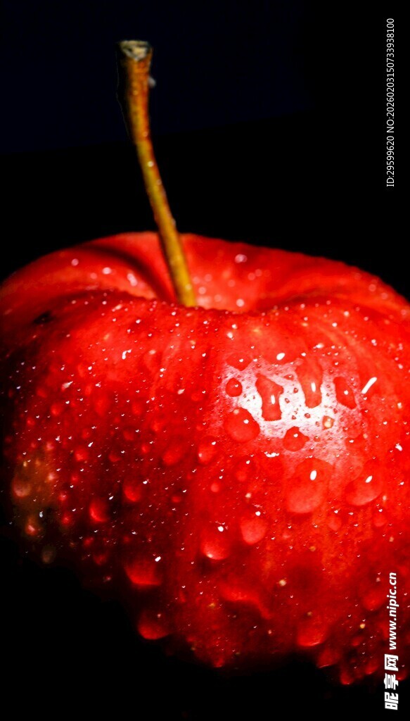 带水珠的鲜红苹果