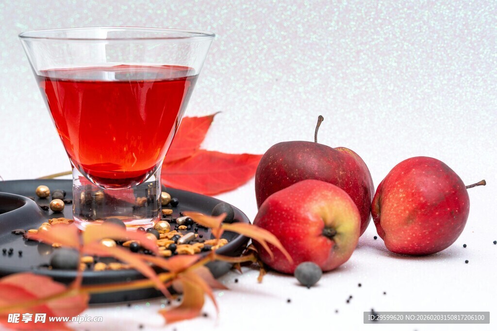 红果汁与鲜苹果秋日景象