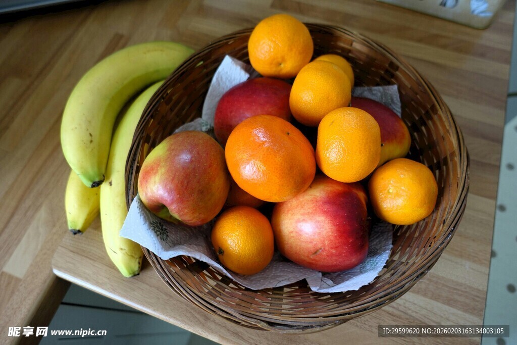 果篮中的多样新鲜水果