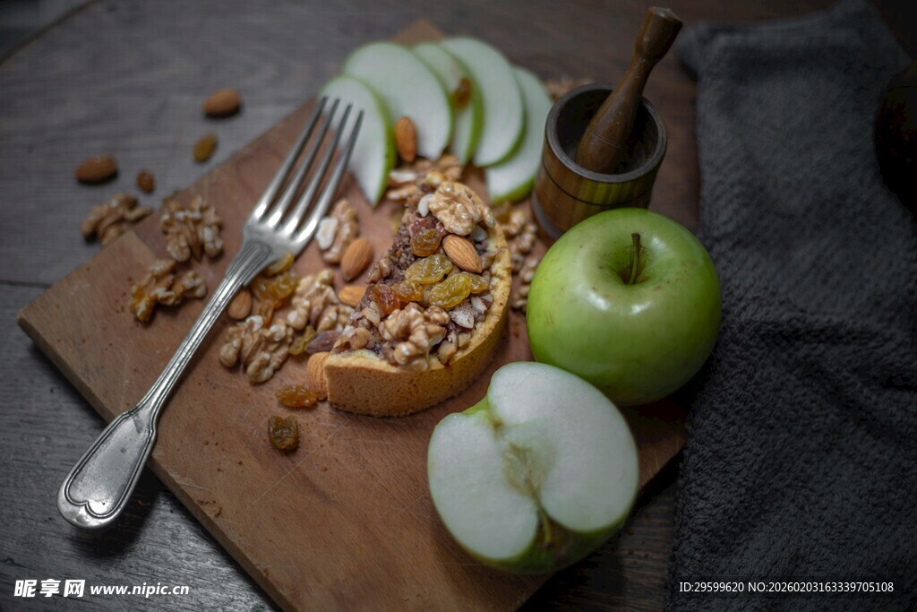 青苹果配坚果与餐具拼盘
