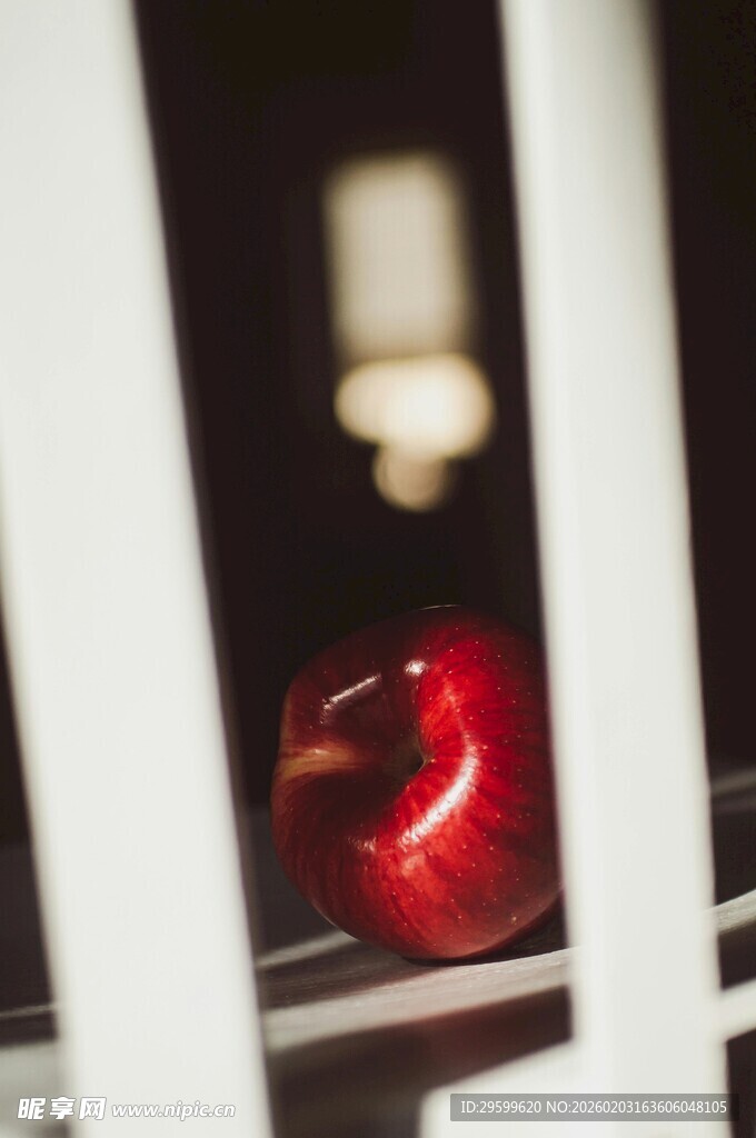 透过栏杆的红苹果