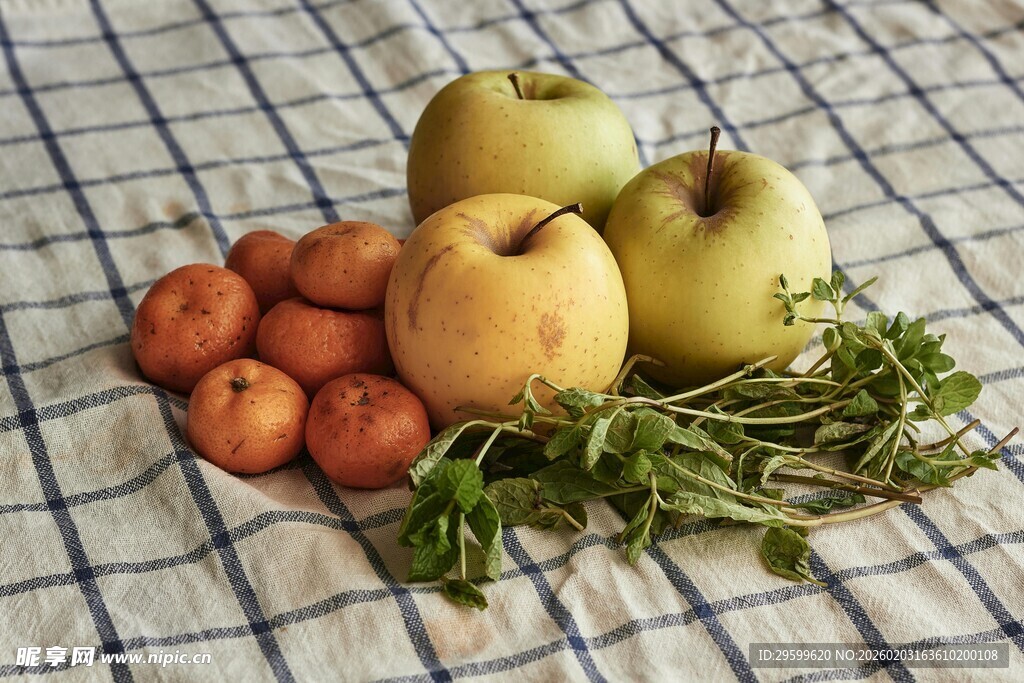 新鲜蔬果摆放在格子布上