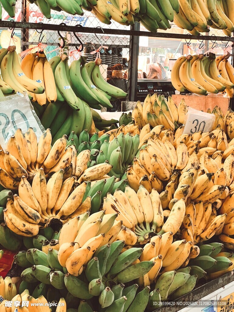 超市中摆放的新鲜香蕉