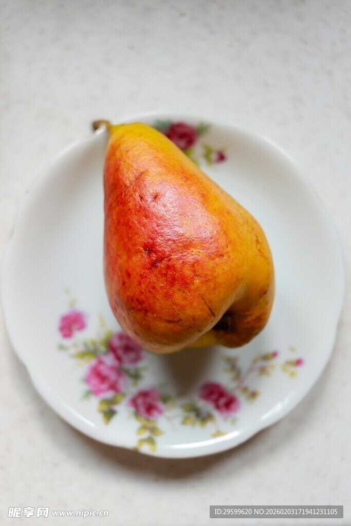 盘子上的彩色梨子