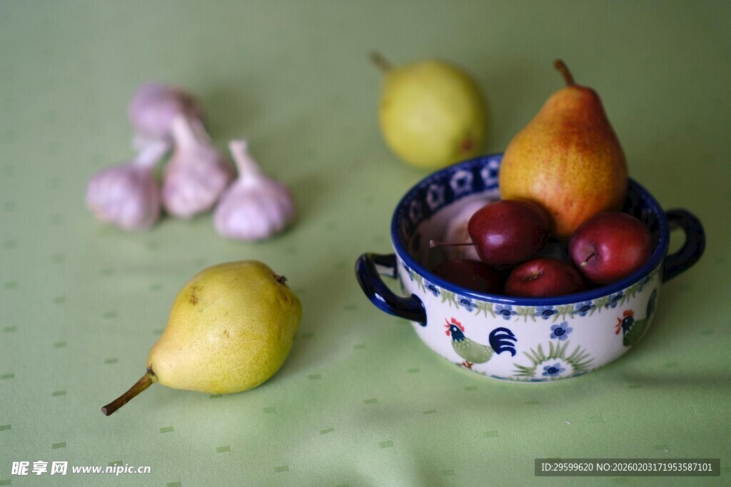 碗中鲜果与旁侧蒜梨