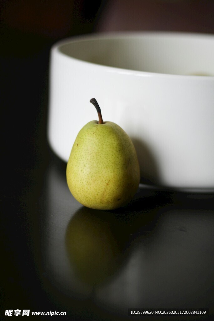 桌上黄梨与白碗