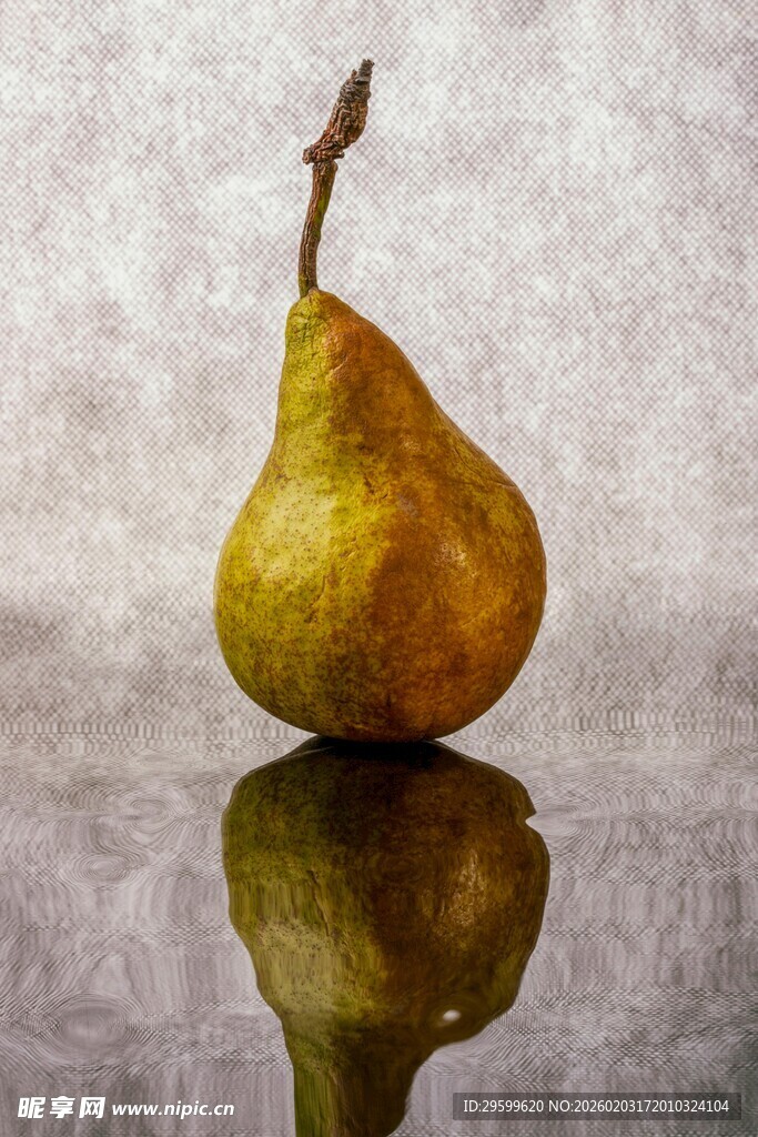 金黄梨子的镜面质感特写