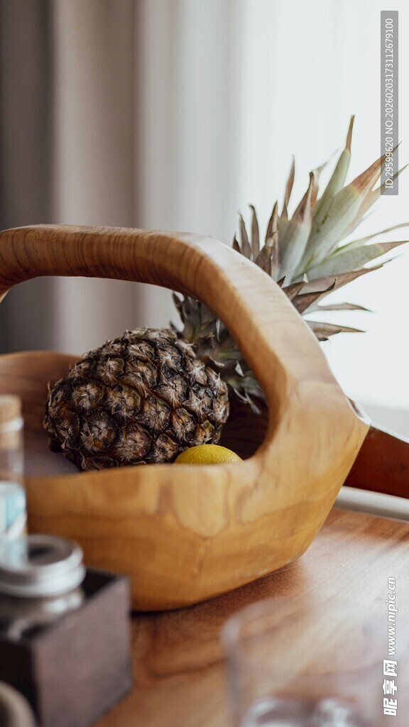 木质果篮内的新鲜菠萝