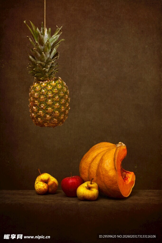悬挂菠萝与多彩蔬果