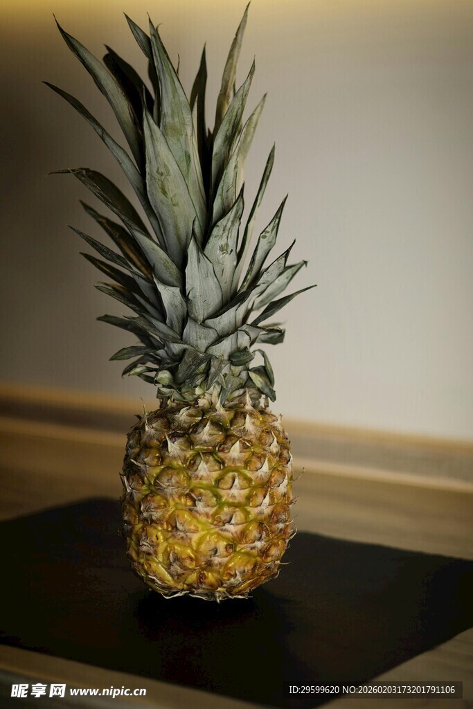 桌上新鲜菠萝特写