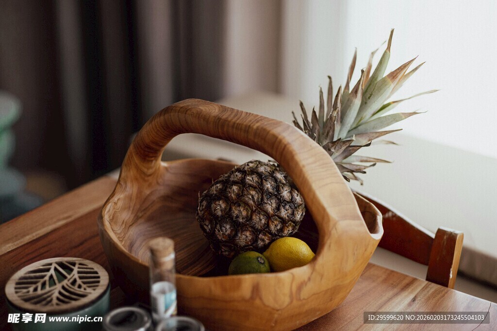 木篮中盛放的新鲜水果