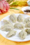 一盘美味翡翠饺子