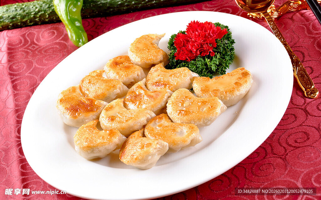 美味香酥炸饺摆盘中