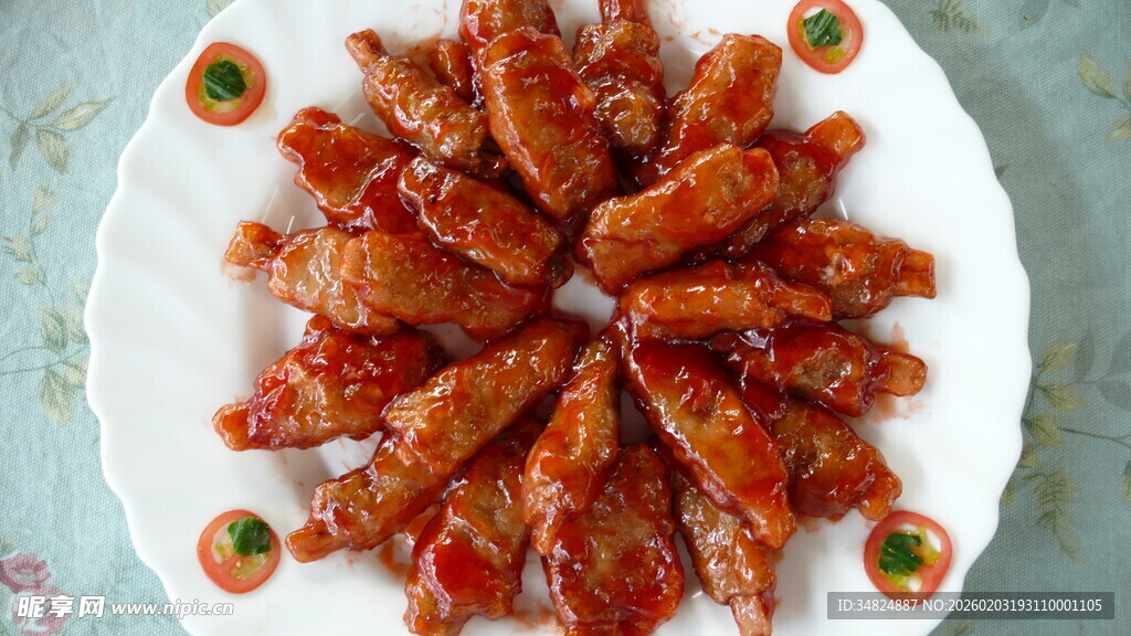 美味糖醋排骨摆于盘中