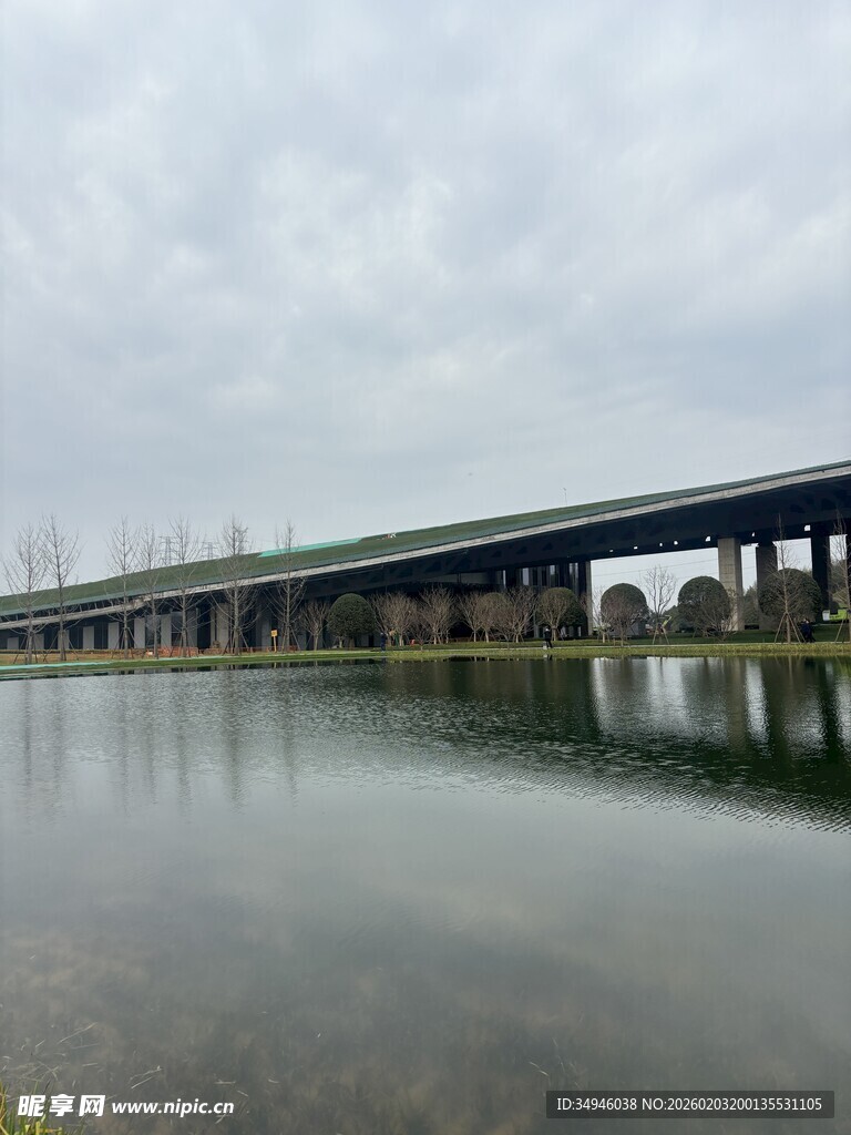 河畔桥梁倒影静谧景象