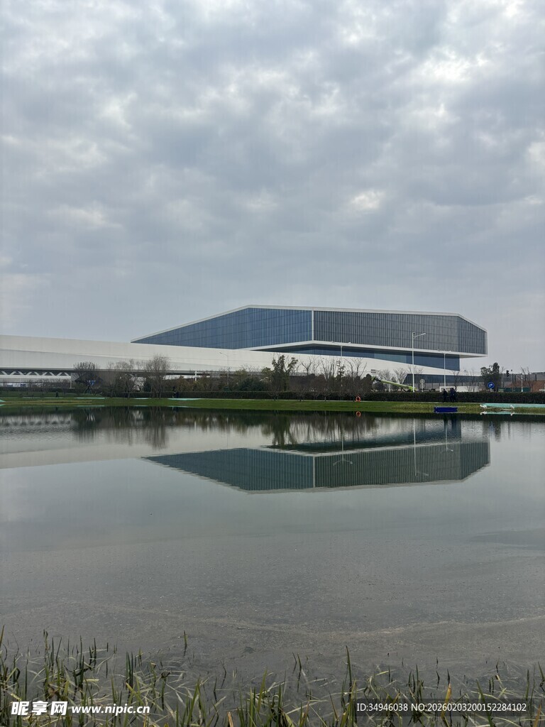 湖畔现代建筑倒影美景