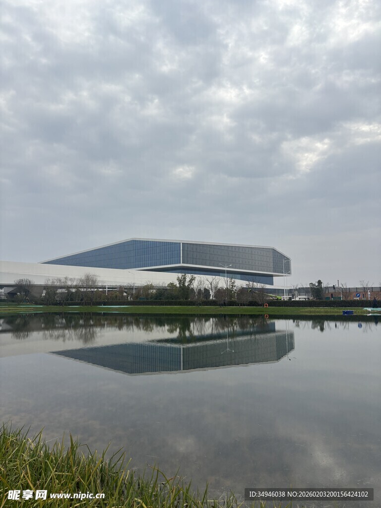 湖畔现代建筑倒影美景