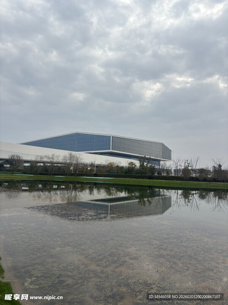 湖畔现代建筑景观