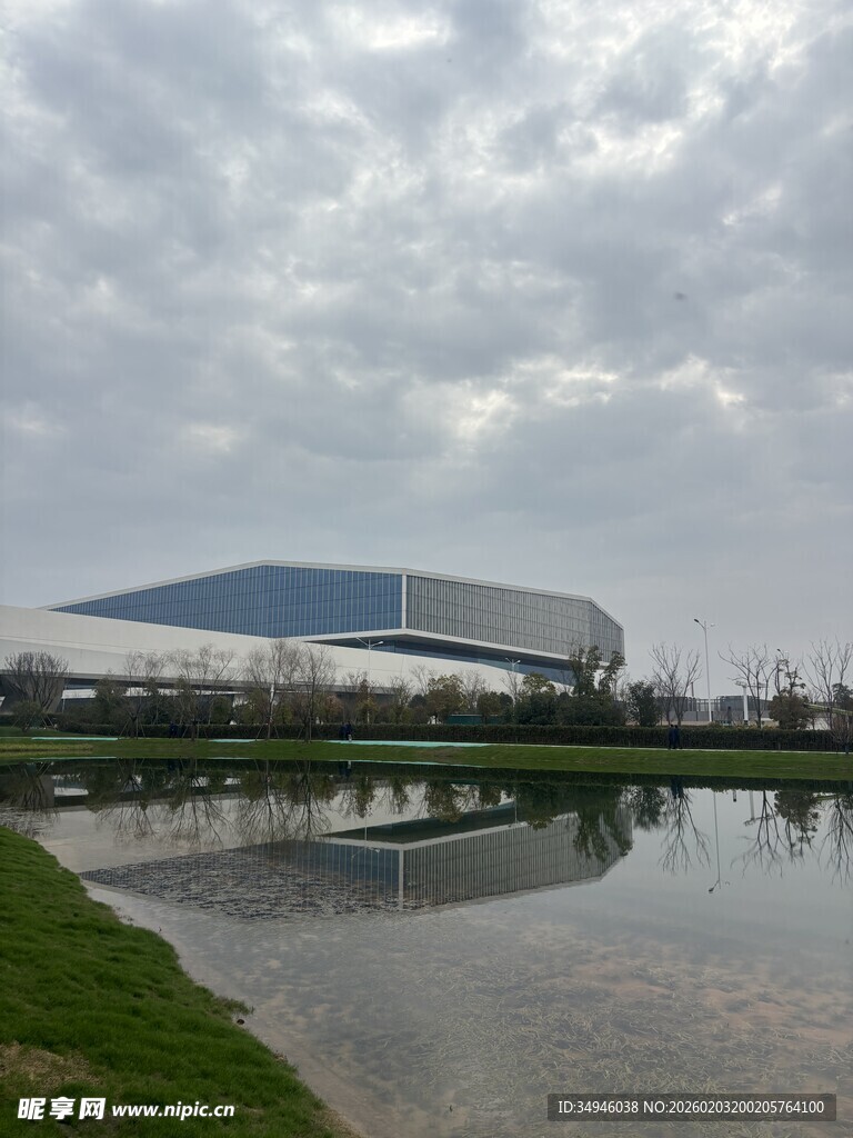 现代建筑旁的宁静水域