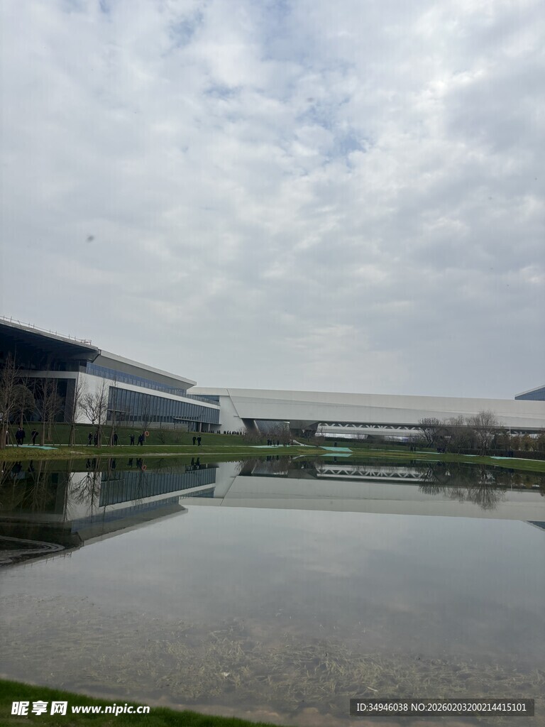 湖畔现代建筑景观