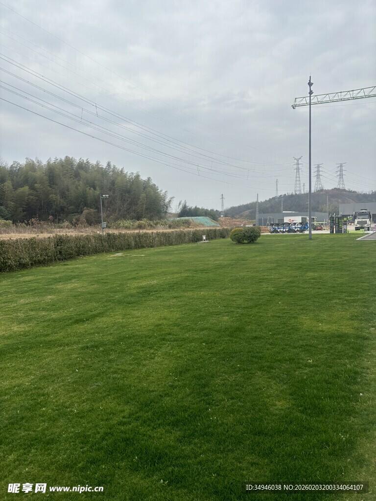 广袤绿草地与远处设施