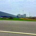 宽阔道路旁的城市建筑景观