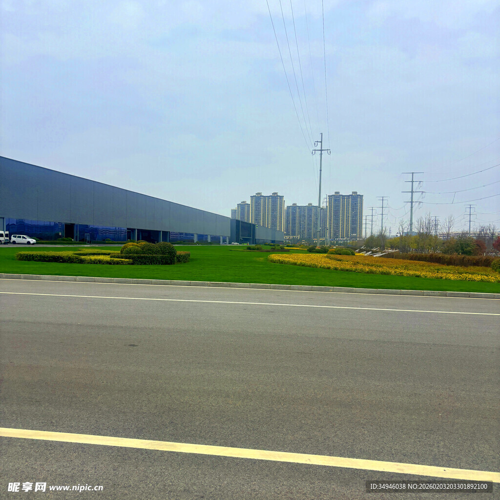 宽阔道路旁的城市建筑景观