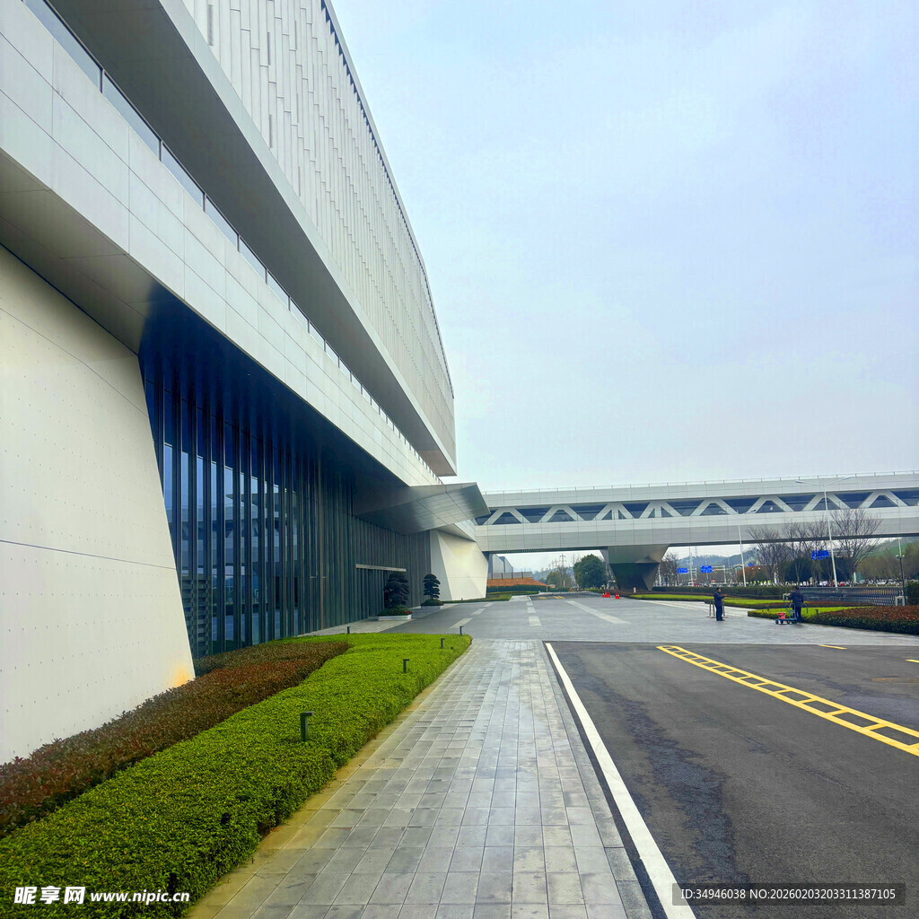 现代风格建筑旁的宽阔道路