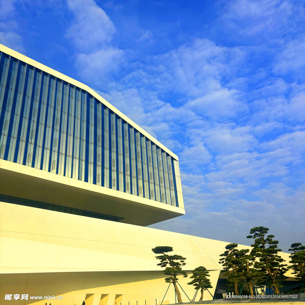 现代建筑与蓝天绿树景观