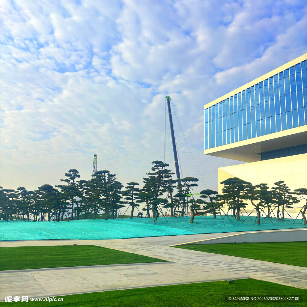 现代建筑旁的绿地景观