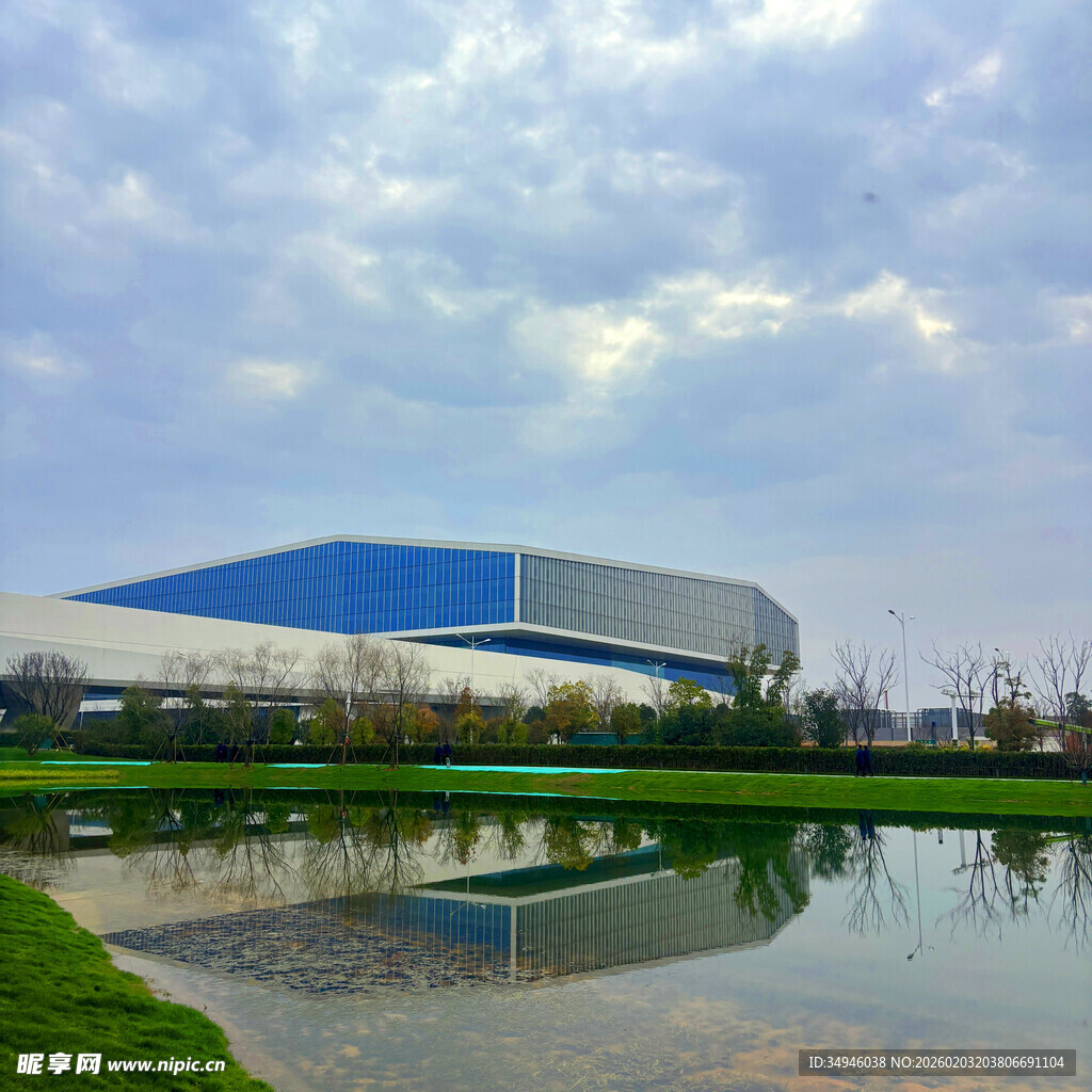 现代建筑与水景相映成趣