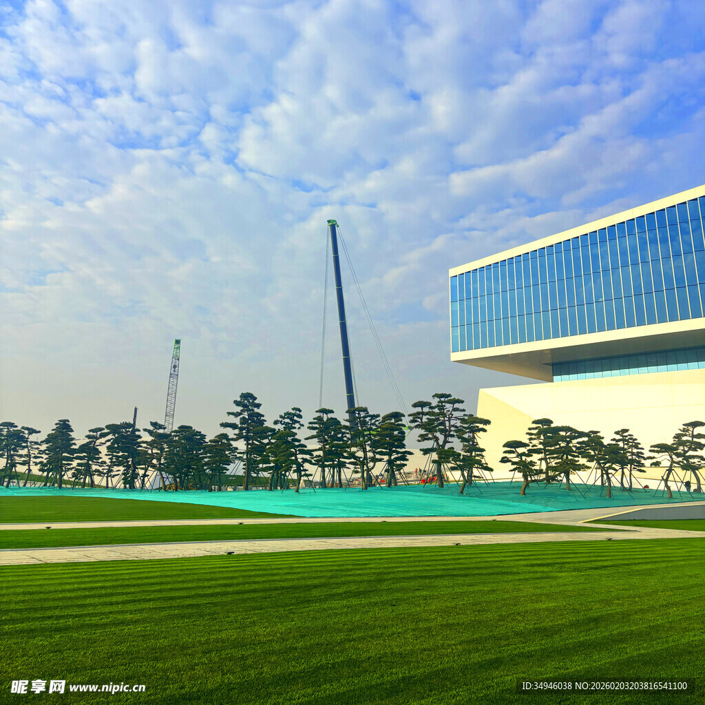 现代建筑旁的开阔绿地景观