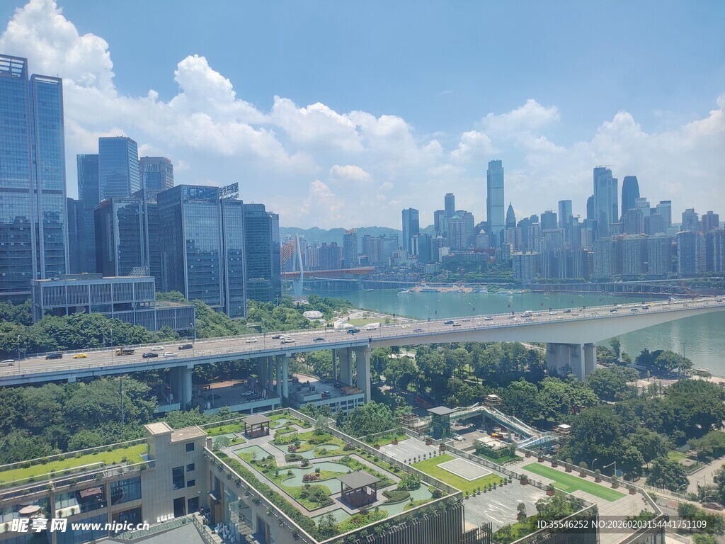 城市河畔景观全景