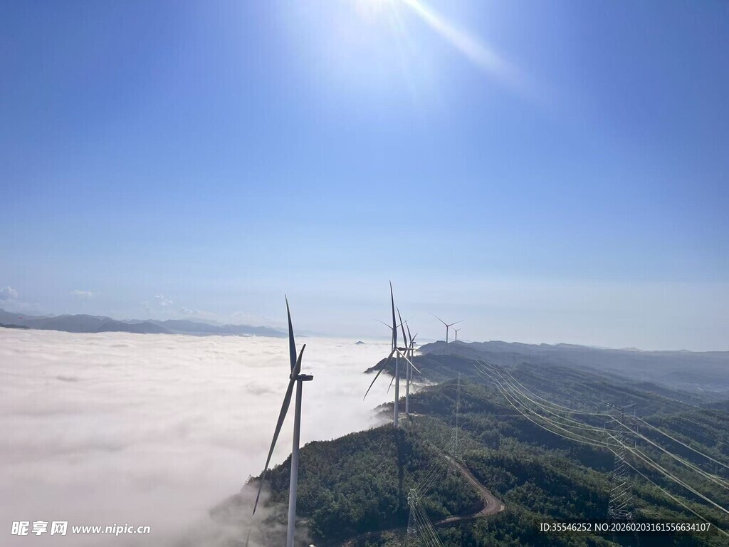 云海之上的风力发电机组