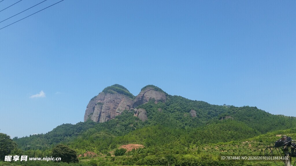 秀丽山峦绿意浓