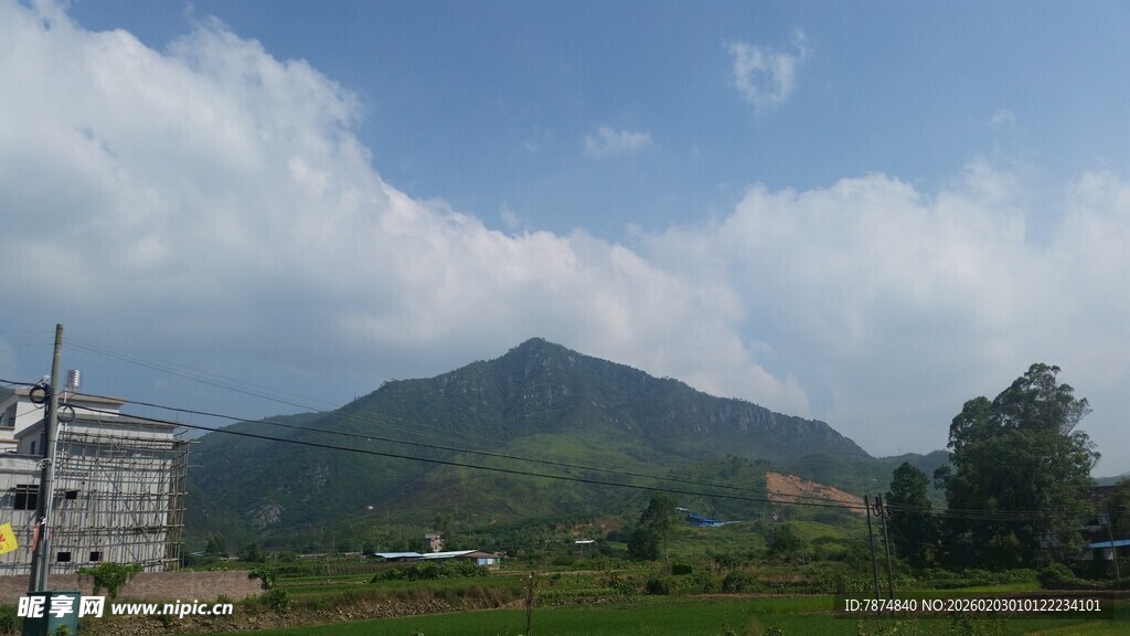 青山绿树间的乡村景致