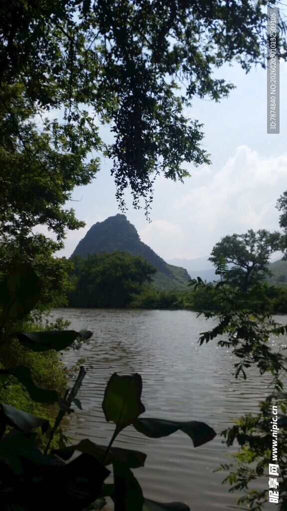 湖畔青山绿树自然景致