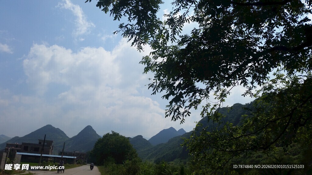 山间美景 绿树掩映的山峦