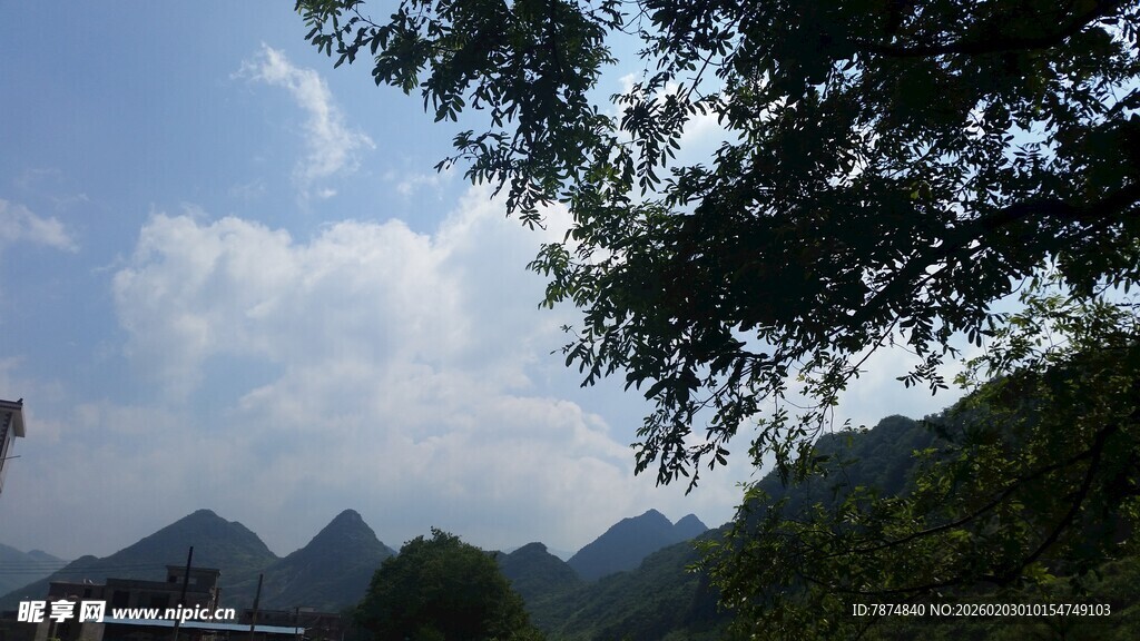 山间美景 云绕绿树青山