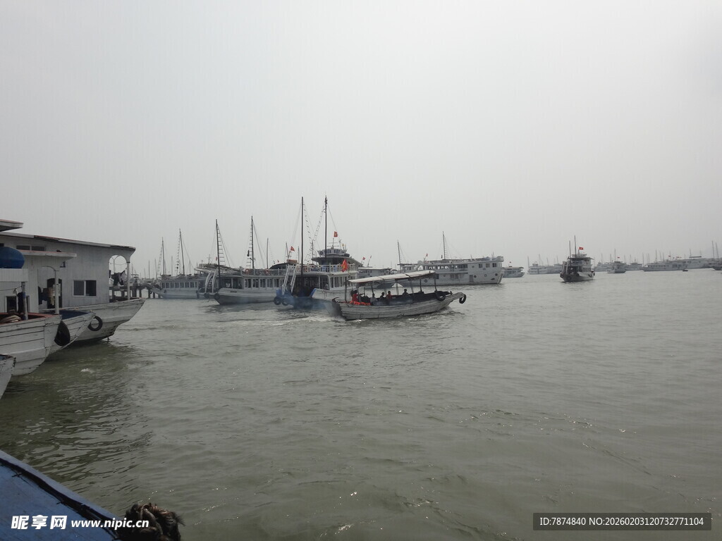 港口停泊船只景象