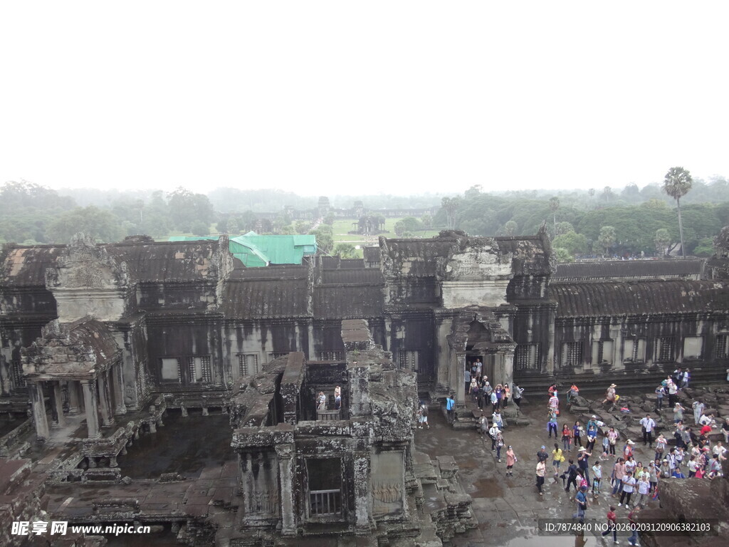 吴哥窟古迹前的热闹景象