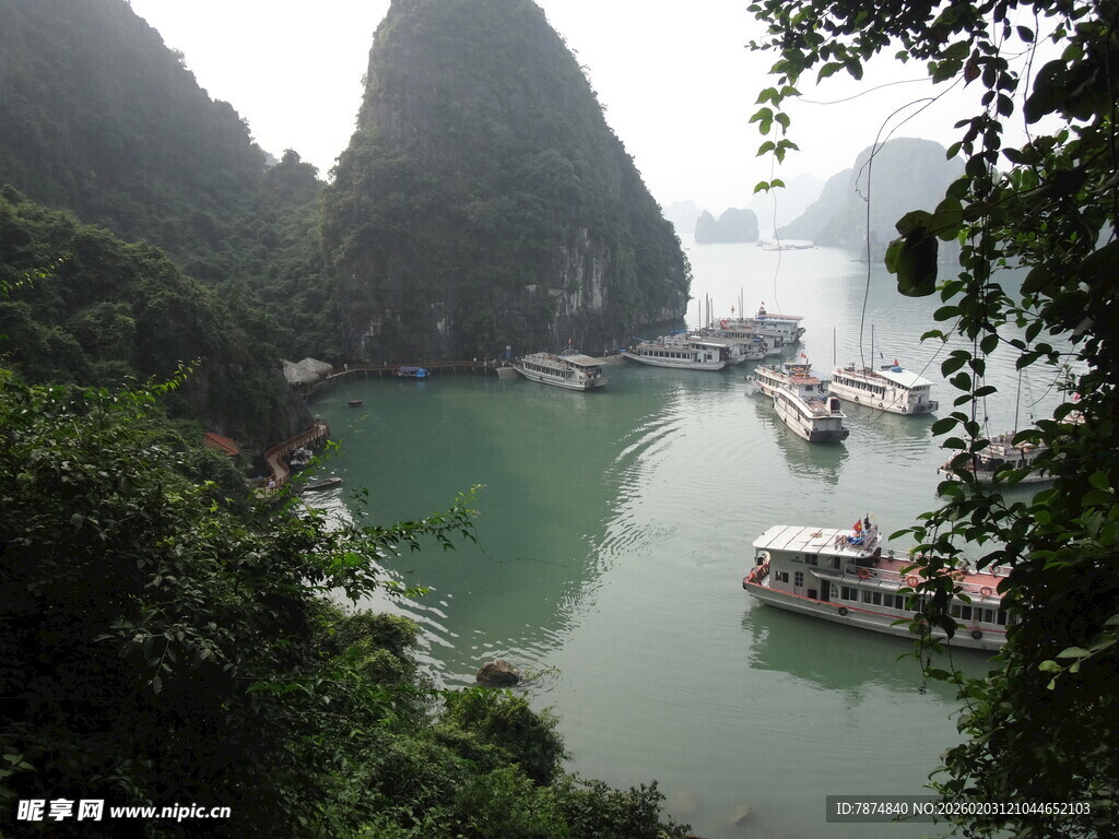 下龙湾山水间的游船美景