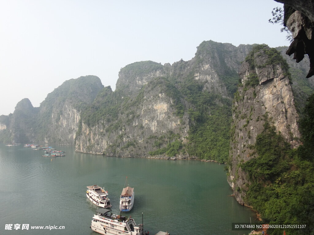 下龙湾山水间的游船美景