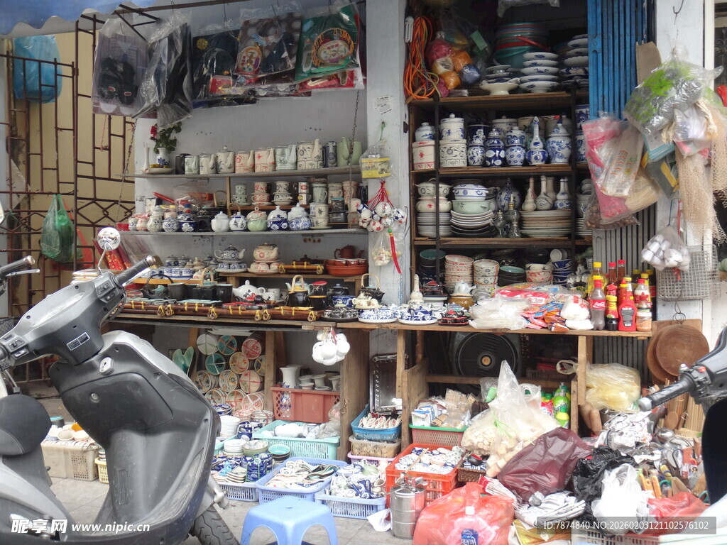 街边杂货店的日常景象