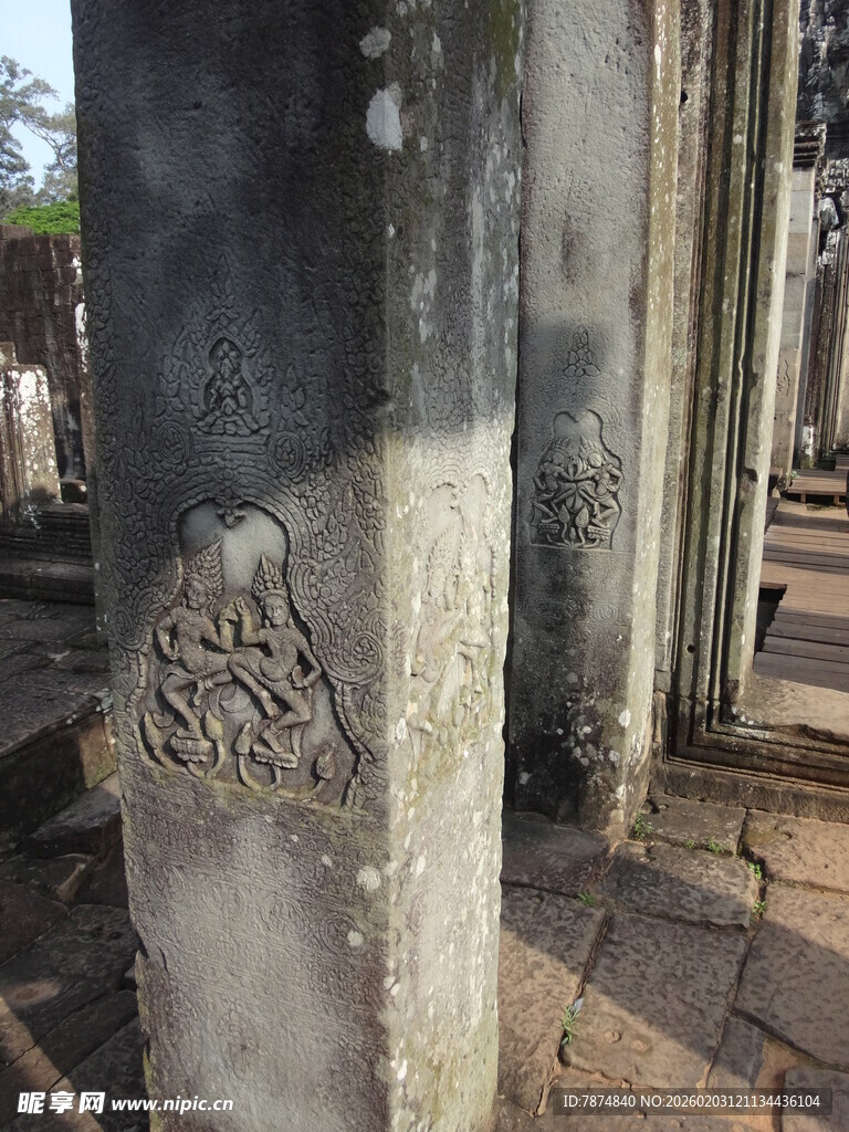 古老石柱上的精美雕刻